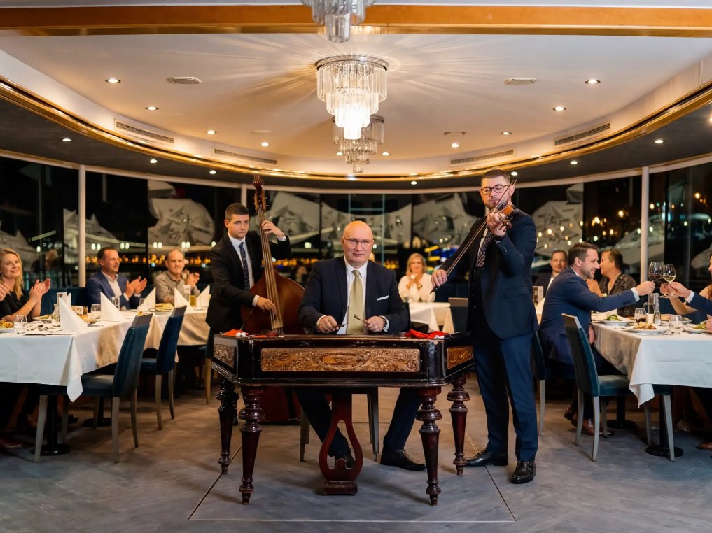 Croisière-dîner folklorique sur le Danube — par personne