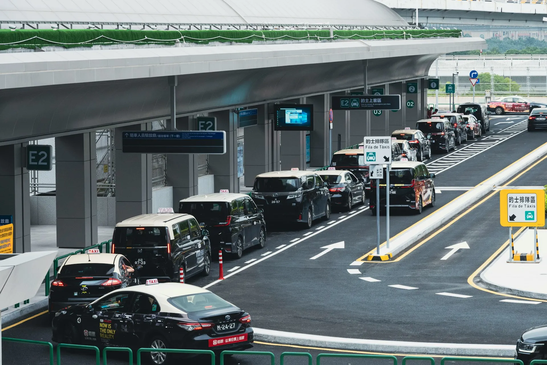Transfert privé aéroport ↔ hôtel à Varsovie, aller-retour — par personne